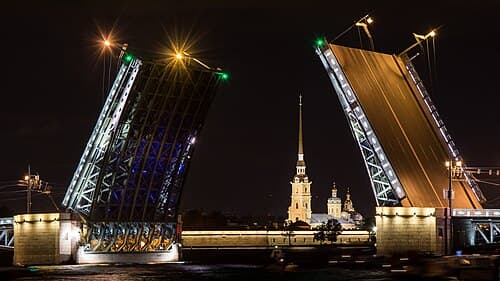 Разведённый Дворцовый мост — символ Санкт-Петербурга